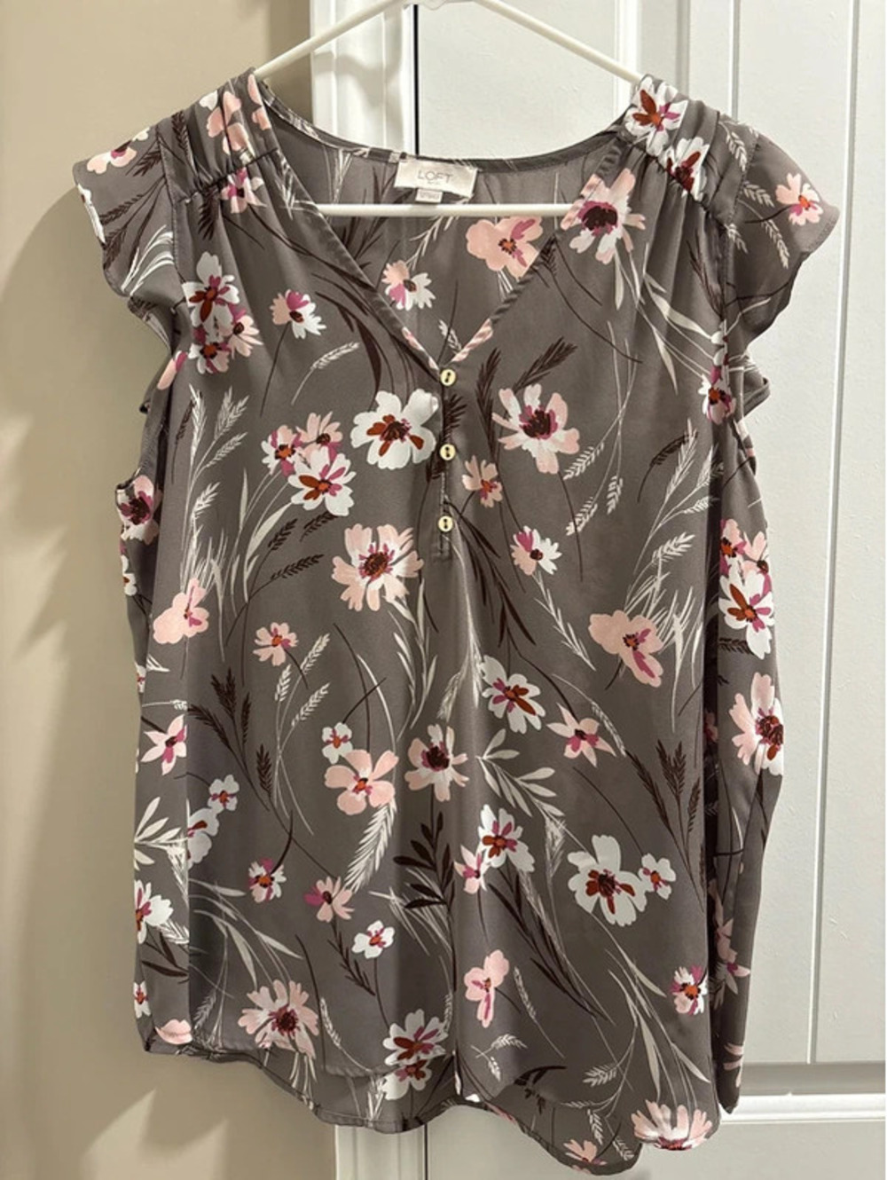 Loft Outlet women’s Gray with flowers shirt size medium EUC